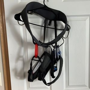 Black Diamond Mens Climbing Harness L in great shape! Extras included!